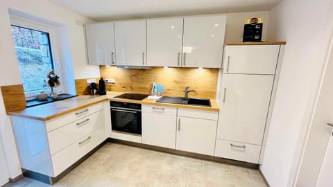 Kitchen or kitchenette, pet friendly, stove