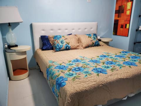Chic 3 Bedroom Unit, Few Steps To The Ocean, Barbosa Unit 4 Condo in San Juan