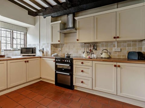 Cosy & historic 2 bedroom Elizabethan cottage House in Llanfoist Fawr