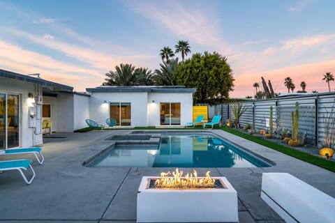 Villa Mosaic Vibrant Palm Springs Retreat Haus in Palm Springs