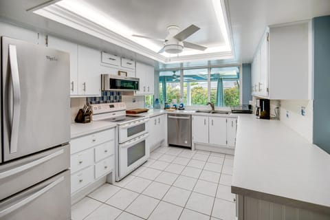 Bright Fort Myers Home with Pool - 9 Mi to Beach! Haus in Whiskey Creek