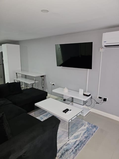 Charming 3-Bed Apartment in Portmore Condominio in Portmore