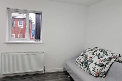 Two Bedroom Apartment at Oldbury with side road parking Eigentumswohnung in Oldbury