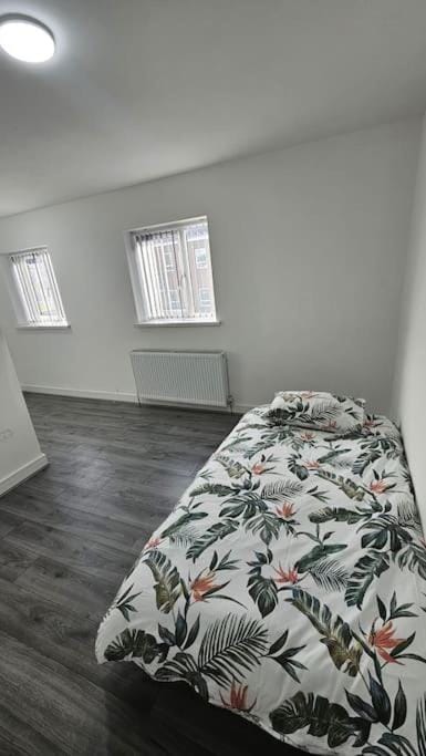 Two Bedroom Apartment at Oldbury with side road parking Copropriété in Oldbury