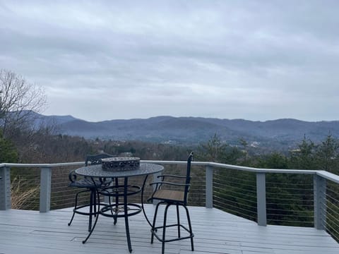 Judah Lodge Stunning views with a cozy indoor fireplace and outdoor fire pit Maison in Weaverville