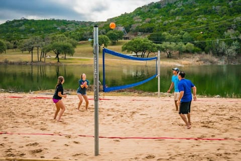 Camp Sandy Lakefront, Pool,H Tub, Sand Volleyball Haus in Lake Travis