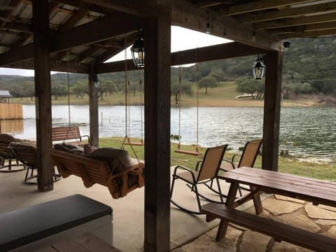 Camp Sandy Lakefront, Pool,H Tub, Sand Volleyball House in Lake Travis