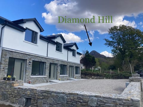 Property building, Day, Neighbourhood, Natural landscape, Mountain view, Street view
