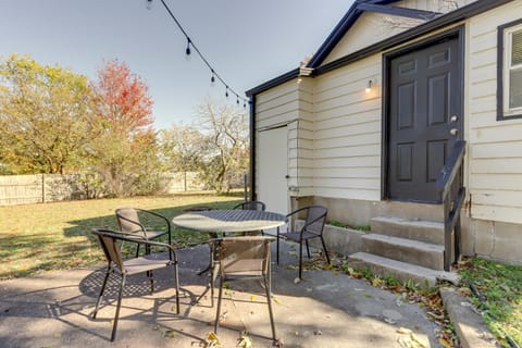 Chic Joplin Cottage with Patio Less Than 3 Mi to Town! Haus in Joplin