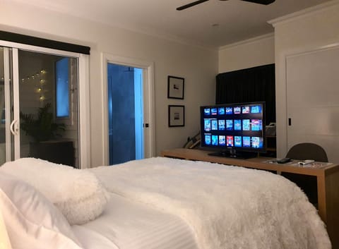 TV and multimedia, Photo of the whole room, Bedroom