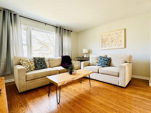 Charming and Convenient 3br 1ba apt - fully furnished and equipped - fast Internet Condo in Forest Park
