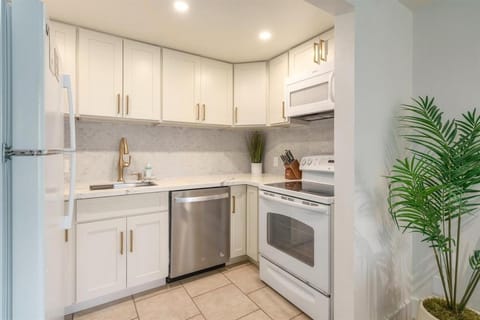 Beachfront Condo—3 bedrooms—Fully Renovated House in Maalaea