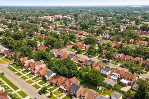 Neighbourhood, Bird's eye view, Location