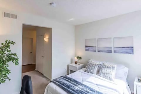 La Jolla UTC Retreat - Close to Beaches, Shopping, Dining, UCSD Apartment in La Jolla