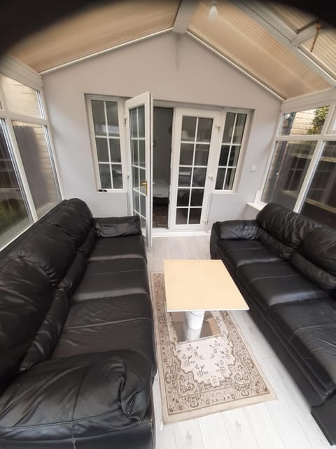 Lovely and Spacious Room with Conservatory Vacation rental in Gravesend