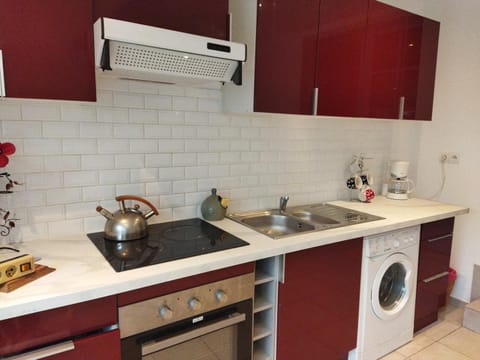 Kitchen or kitchenette, pet friendly, stove, washing machine