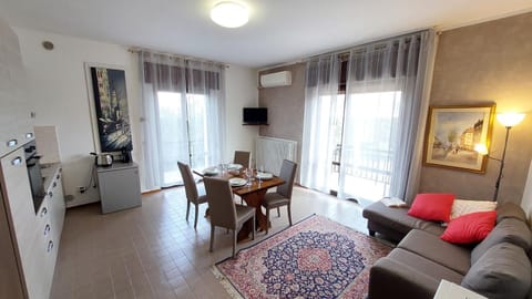 TV and multimedia, Kitchen or kitchenette, Living room, Dining area, air conditioner