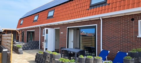 Property building, Day, Balcony/Terrace