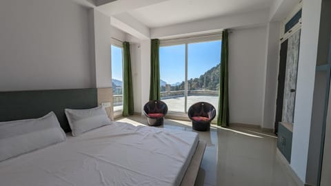 Natural landscape, View (from property/room), Balcony/Terrace, Photo of the whole room, Bedroom, Mountain view