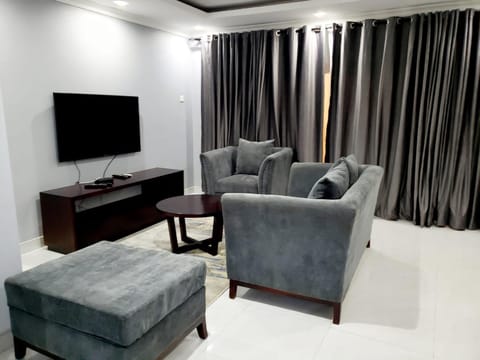 Communal lounge/ TV room, TV and multimedia, Living room, Seating area, Evening entertainment