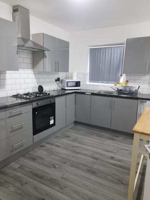 Double Bedroom with private bathroom and shared kitchen Alojamiento y desayuno in Oldbury