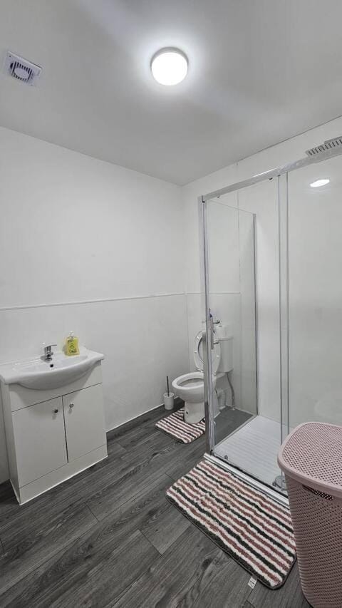 Double Bedroom with private bathroom and shared kitchen Alojamiento y desayuno in Oldbury