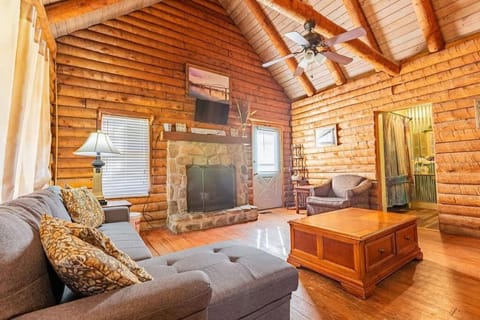 Genuine log cabin minutes away from Chattanooga's top attractions Haus in Chattanooga