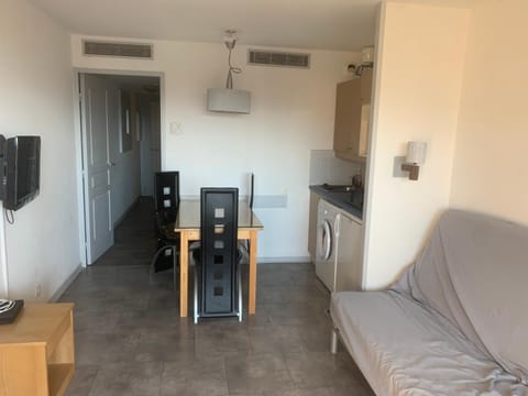 Bord de mer et commerces 588 Apartment in Cannes