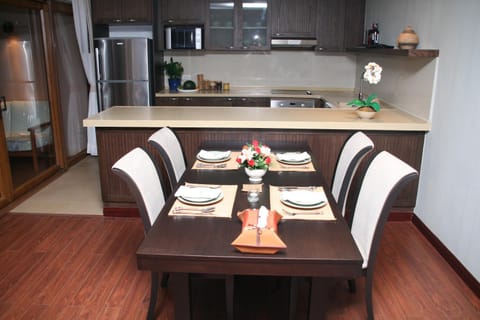 Kitchen or kitchenette, Seating area, Dining area, minibar, pet friendly, stove