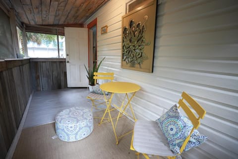 Boho Bungalow- Private Side Porch in Downtown Brunswick Maison in Brunswick