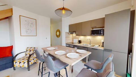 Kitchen or kitchenette, Dining area, minibar, pet friendly, stove