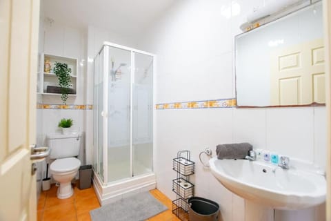 88 - Spacious Townhouse by Shortstays House in Galway