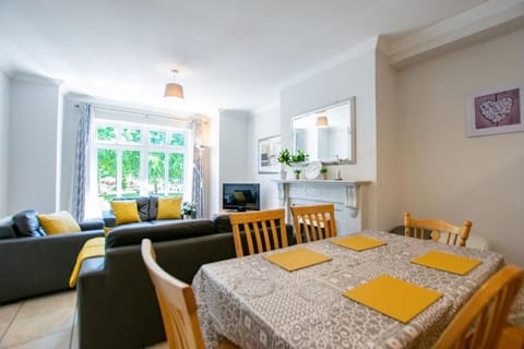 88 - Spacious Townhouse by Shortstays House in Galway