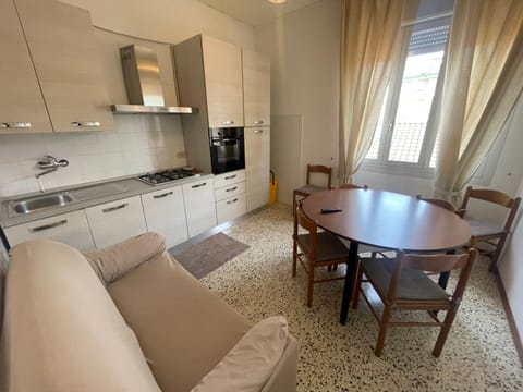 Kitchen or kitchenette, Dining area, pet friendly