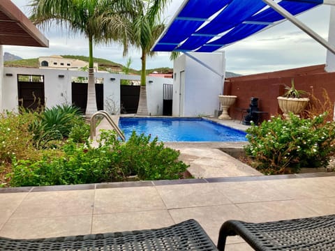 Amplios exteriores y alberca Casa in San Carlos Guaymas
