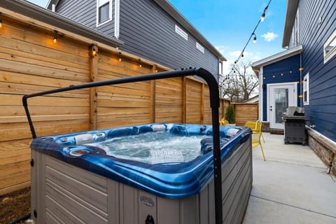 Big Blue on Main-Hot tub-Less than 1 Mi to Square Haus in Rogers