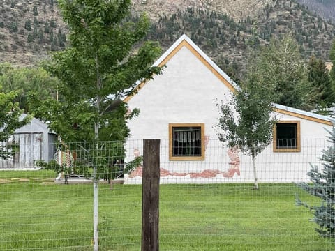 Property building, Spring, Day, Natural landscape, Garden view, Mountain view