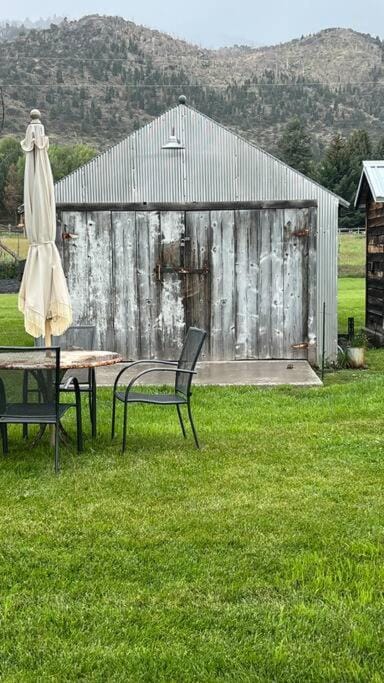 Property building, Patio, Spring, Natural landscape, Garden, Mountain view