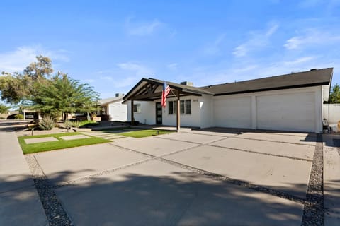 Property building, Facade/entrance, Parking