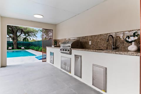 Kitchen or kitchenette, Swimming pool, stove