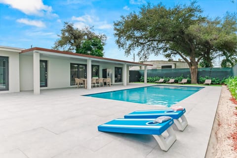 Property building, Day, Pool view, Swimming pool, sunbed