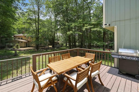 Hot Tub King Beds Gameroom Deck W Grill House in Hickory Run State Park