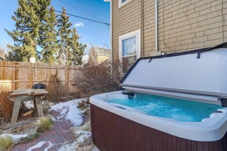 Noble Mansion 7 Bedrooms w Hot Tub Firepit & BBQ Maison in Colorado Springs
