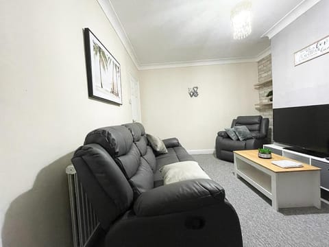 Cosy home, family & contractor friendly 4 bedroom near Leeds centre, sleeps 7 House in Leeds