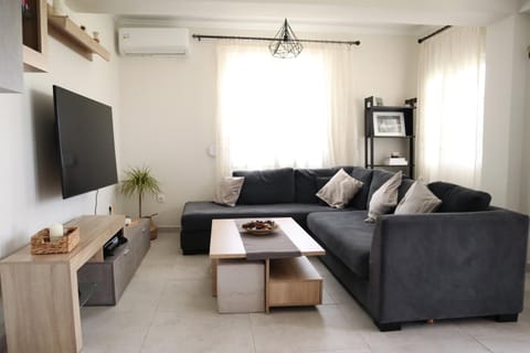 Communal lounge/ TV room, TV and multimedia, Living room, Seating area, Evening entertainment, air conditioner