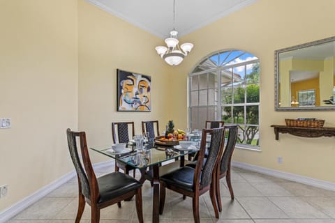 Updated and Luxurious 5BR Waterfront Oasis on Marco Island Maison in Marco Island