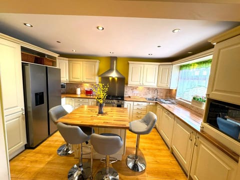 Kitchen or kitchenette, Dining area, dishwasher, minibar, oven, pet friendly, stove, kitchen