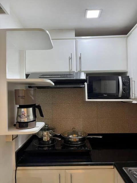 Kitchen or kitchenette, minibar