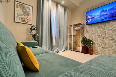 Communal lounge/ TV room, TV and multimedia, Living room, Seating area, Evening entertainment
