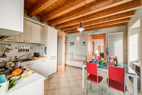 Kitchen or kitchenette, Dining area